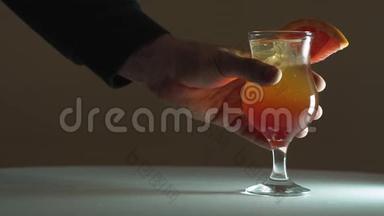 加冰和葡萄柚的<strong>橙红色</strong>鸡尾酒。